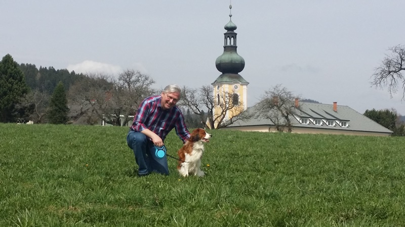 Mann und Hund auf einer Wiese in St. Jakob im Walde