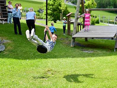 Kind am Flying Fox
