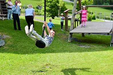 Spielplatz im Kräftereich am Generationen-Spielplatz (c) Elmleitner