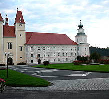Die Fassade des Stift Vorau im Zentrum des Jogllandes