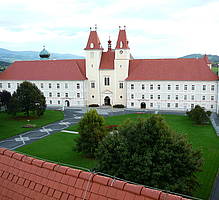 Die Fassade des Stift Vorau im Zentrum des Jogllandes