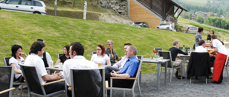 Ausflugs-Gruppe beim Frühstück im Kräftereich-Garten