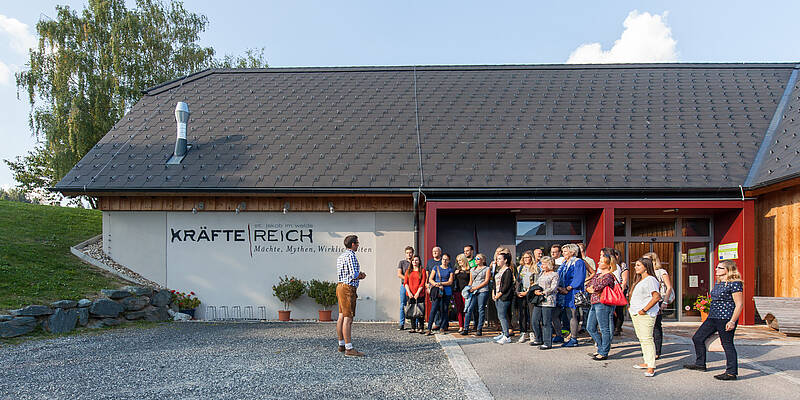 Begrüßung Gruppe beim Kräftereich (c) Busreisen Steiermark / Alexander Rauch
