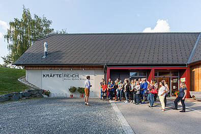 Begrüßung Gruppe beim Kräftereich (c) Busreisen Steiermark / Alexander Rauch