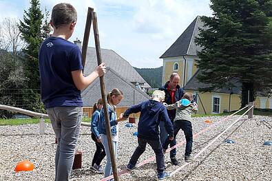 Kinder am Gernerationen-Spielplatz vorm Kräftereich