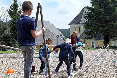 Kinder am Kosmotoric-Parcours im Kräftereich St. Jakob im Walde