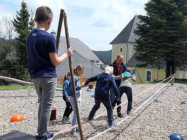 Kinder am Kosmotoric-Parcours im Kräftereich St. Jakob im Walde