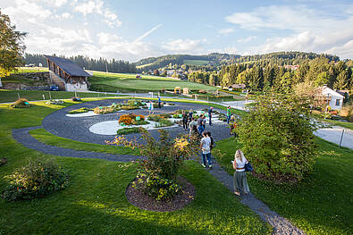 Gruppe im Außenbereich des Kräftereichs (c) Busreisen Steiermark, Alexander Rauch