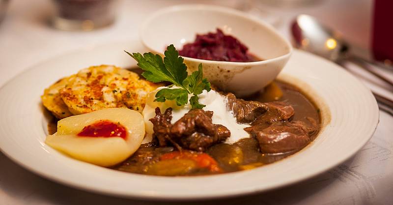 Köstliches Wildragout mit Blaukraut und Serviettenknödel aus der Gourmetküche des Familienhotel Berger in St. Jakob im Walde.