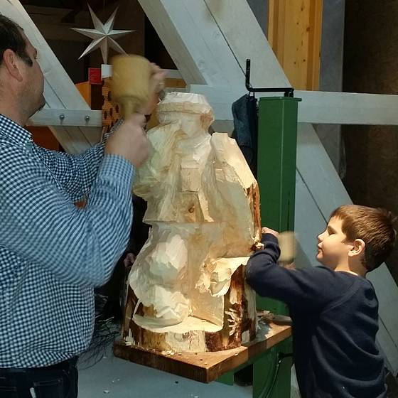 St. Jakober Advent, Schnitzer Alfred Schaberreiter mit Sohn (Foto: Brückler)