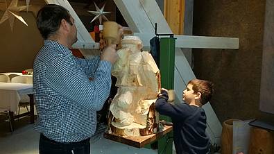  St. Jakober Advent, Schnitzer Alfred Schaberreiter mit Sohn (Foto: Brückler)
